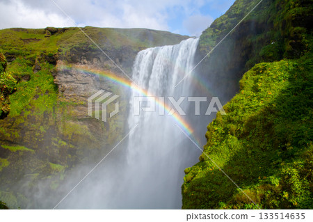 斯科加瀑布（Skógarfoss）位於北歐島國冰島，從斯科加河（Skógár River）上傾瀉而下，瀑布上方出現一道彩虹。 133514635