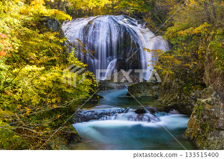 【山形縣東根市】秋季壯觀的關山瀑布，落差10米，寬15米。 133515400