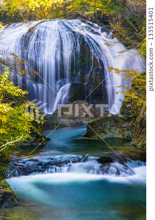 【山形縣東根市】秋季壯觀的關山瀑布，落差10米，寬15米。 133515401