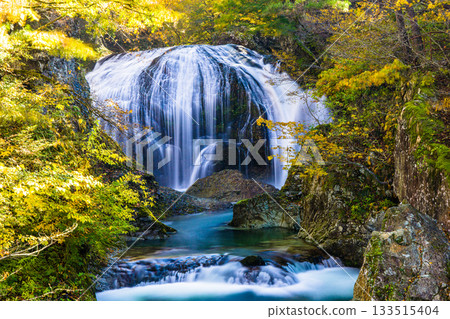 【山形縣東根市】秋季壯觀的關山瀑布，落差10米，寬15米。 133515404