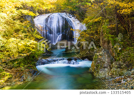 [Yamagata Prefecture, Higashine City] The spectacular Sekiyama Falls in autumn, with a drop of 10m and a width of 15m 133515405