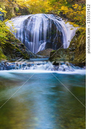 [Yamagata Prefecture, Higashine City] The spectacular Sekiyama Falls in autumn, with a drop of 10m and a width of 15m 133515412