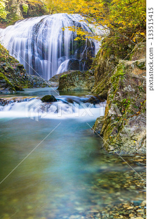 【山形縣東根市】秋季壯觀的關山瀑布，落差10米，寬15米。 133515415