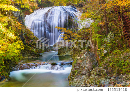 【山形縣東根市】秋季壯觀的關山瀑布,落差10米,寬15米。 【山形縣東根市】秋季壯觀的關山瀑布,落差10米,寬15米。 133515418