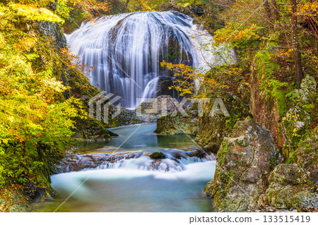 【山形縣東根市】秋季壯觀的關山瀑布,落差10米,寬15米。 【山形縣東根市】秋季壯觀的關山瀑布,落差10米,寬15米。 133515419