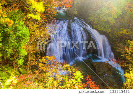 [Yamagata Prefecture, Higashine City] The spectacular Sekiyama Falls in autumn, with a drop of 10m and a width of 15m 133515421