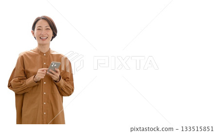 摳圖文字 - 手機螢幕上的女性圖像（大圖） 133515851