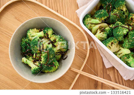 綠花椰菜和鹹海帶拌菜 133516421