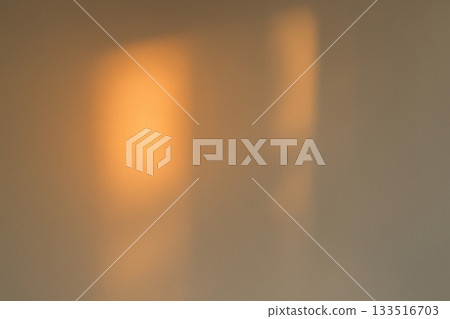 傍晚的金色光芒和柔和的陰影倒映在白牆上。 133516703