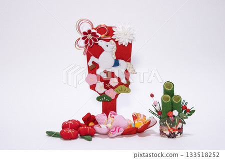 白馬與海芋花、鬥龍、門鬆與山茶花 133518252