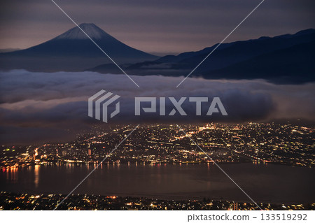富士山在鷹坳高原迎來了它的第一場雪 133519292