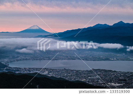 富士山在鷹坳高原迎來了它的第一場雪 富士山在鷹坳高原迎來了它的第一場雪 133519300