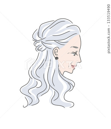 一位擁有銀髮的美麗老年女性的側面插圖 133519490