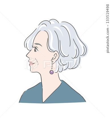 一位擁有銀髮的美麗老年女性的側面插圖 133519498