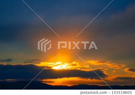 山脈和早晨的陽光 133519603