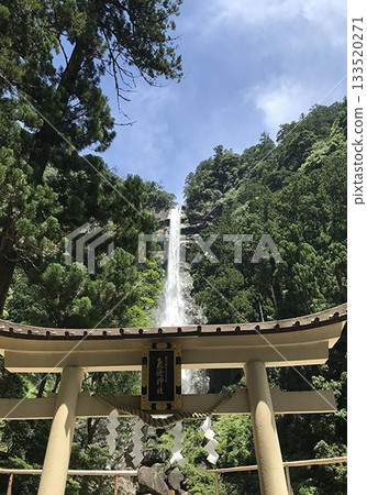 從鳥居門可欣賞那智瀑布和自然風光。 從鳥居門可欣賞那智瀑布和自然風光。 133520271