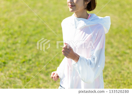 中年婦女戶外跑步 中年婦女戶外跑步 133520280