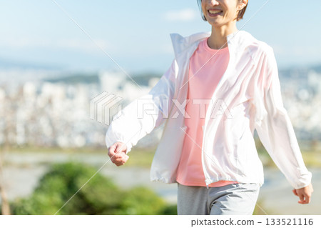 中年婦女在戶外散步 133521116