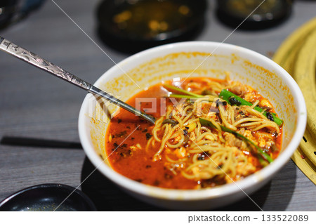 吃了一半的韓式拉麵 133522089