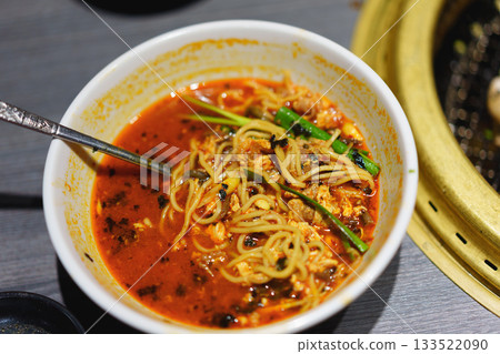 吃了一半的韓式拉麵 133522090