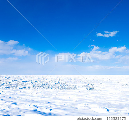 A clear blue sky in midwinter and a sheet of drift ice ashore on the Sea of Okhotsk in Hokkaido 133523375