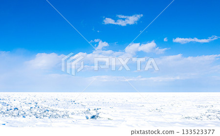 A clear blue sky in midwinter and a sheet of drift ice ashore on the Sea of Okhotsk in Hokkaido 133523377