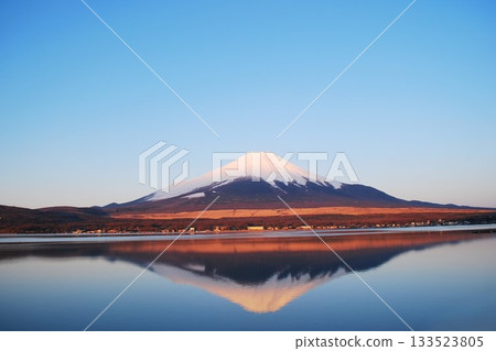 晴空萬裡,山中湖和“W富士山” 晴空萬裡,山中湖和“W富士山” 133523805