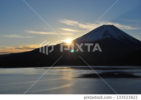 從本棲湖眺望富士山，旭日東昇 133523822