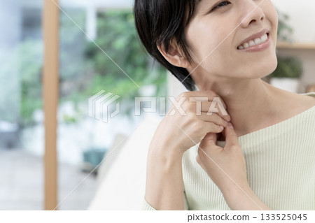 女人按摩頸部，胸鎖乳突肌按摩法，瘦臉按摩，身體部位，局部切割 133525045