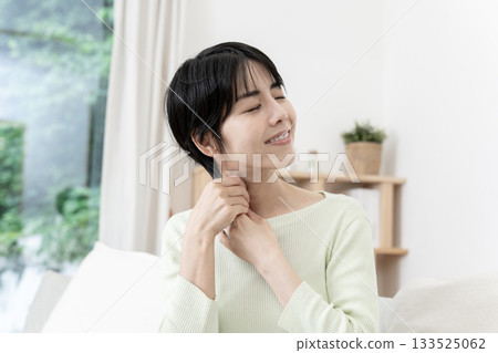 女人按摩頸部 - 胸鎖乳突肌按摩法 - 瘦臉按摩 女人按摩頸部 - 胸鎖乳突肌按摩法 - 瘦臉按摩 133525062