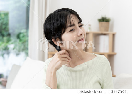 女人按摩頸部 - 胸鎖乳突肌按摩法 - 瘦臉按摩 女人按摩頸部 - 胸鎖乳突肌按摩法 - 瘦臉按摩 133525063