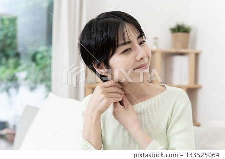 女人按摩頸部 - 胸鎖乳突肌按摩法 - 瘦臉按摩 女人按摩頸部 - 胸鎖乳突肌按摩法 - 瘦臉按摩 133525064