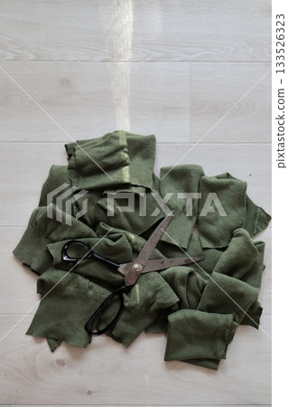 Shredding old cotton knitwear and reusing it as rags Shredding old cotton knitwear and reusing it as rags 133526323