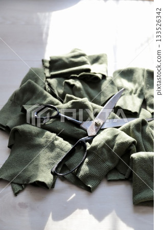 將舊棉針織衫撕碎,重新用作抹布 將舊棉針織衫撕碎,重新用作抹布 133526342