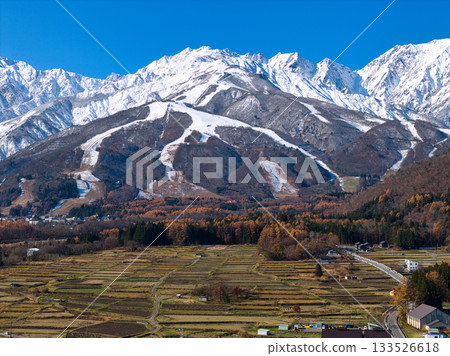 初冬時節,長野縣白馬村的八方尾根滑雪場、唐松山和吹屋之劍山(無人機空拍) 初冬時節,長野縣白馬村的八方尾根滑雪場、唐松山和吹屋之劍山(無人機空拍) 133526618
