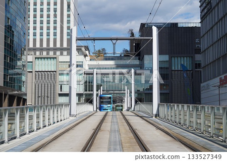 車站大樓內的電車站台 133527349