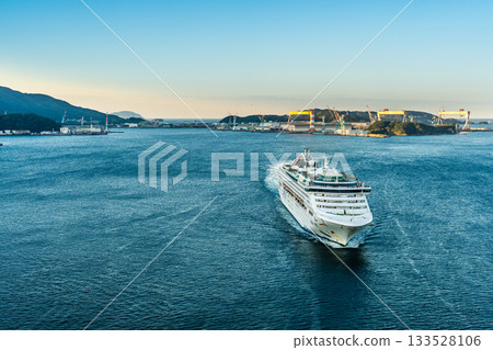 客輪從女神橋抵達長崎港（夢）[長崎市] 133528106