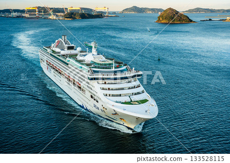 客輪從女神橋抵達長崎港（夢）[長崎市] 133528115