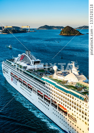 客輪從女神橋抵達長崎港（夢）[長崎市] 133528118