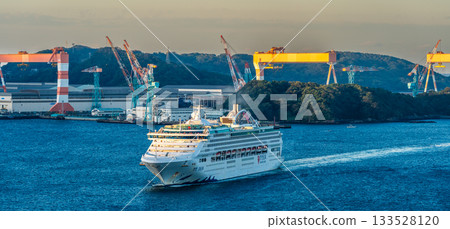 長崎港客輪（夢想號）抵達。從女神橋眺望全景[長崎市] 133528120