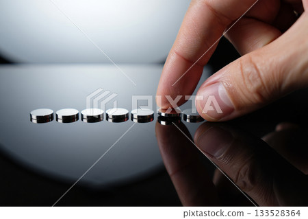 hand with nail polish 133528364