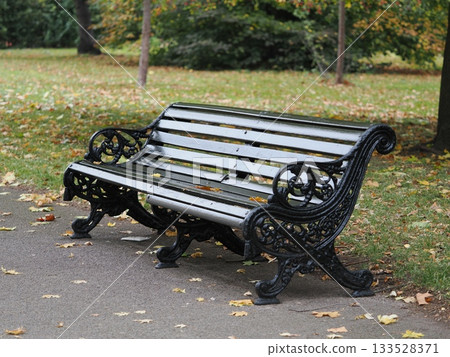 London park bench 133528371