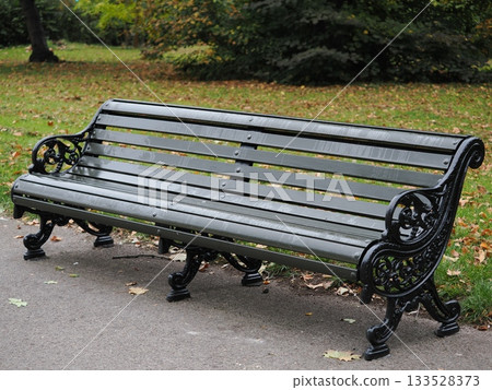 London park bench 133528373