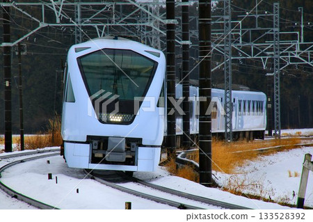 A super luxurious express train heads to Nikko and Kinugawa while admiring the snowy scenery... Tobu Railway's "Spacia X" N100 series express train A super luxurious express train heads to Nikko and Kinugawa while admiring the snowy scenery... Tobu Railway's "Spacia X" N100 series express train 133528392