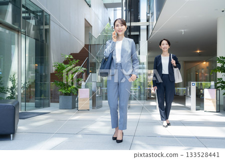 上班途中的職業婦女。圖片由Sky Perfect TV東京媒體中心提供。 上班途中的職業婦女。圖片由Sky Perfect TV東京媒體中心提供。 133528441