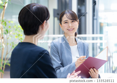 幾位女企業家正在辦公室開會。圖片由Sky Perfect東京媒體中心提供。 133528511