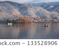 初冬時節,捕捉胡瓜魚的船隻漂浮在日原湖上。 初冬時節,捕捉胡瓜魚的船隻漂浮在日原湖上。 133528906