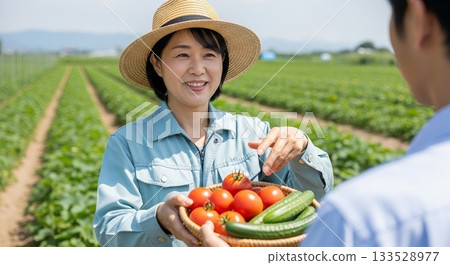 女人收穫蔬菜 133528977