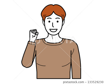 正面視角。一名身穿T恤的年輕男子揮舞著拳頭。 正面視角。一名身穿T恤的年輕男子揮舞著拳頭。 133529230