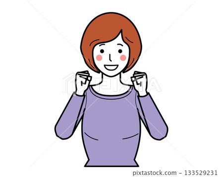 面向前方。一位身穿拼接上衣的年輕女子擺出握拳的姿勢。 133529231